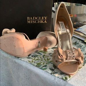 BADGLEY MISCHKA nude satin 10 heels